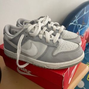 Used like new Nike gret dunks size 1 in kids
